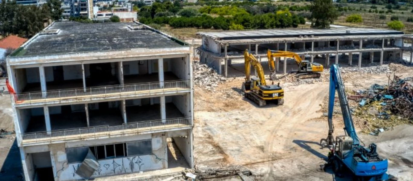 Ελληνικό: Μπήκαν μπουλντόζες για να... κατεδαφίσουν (βίντεο)